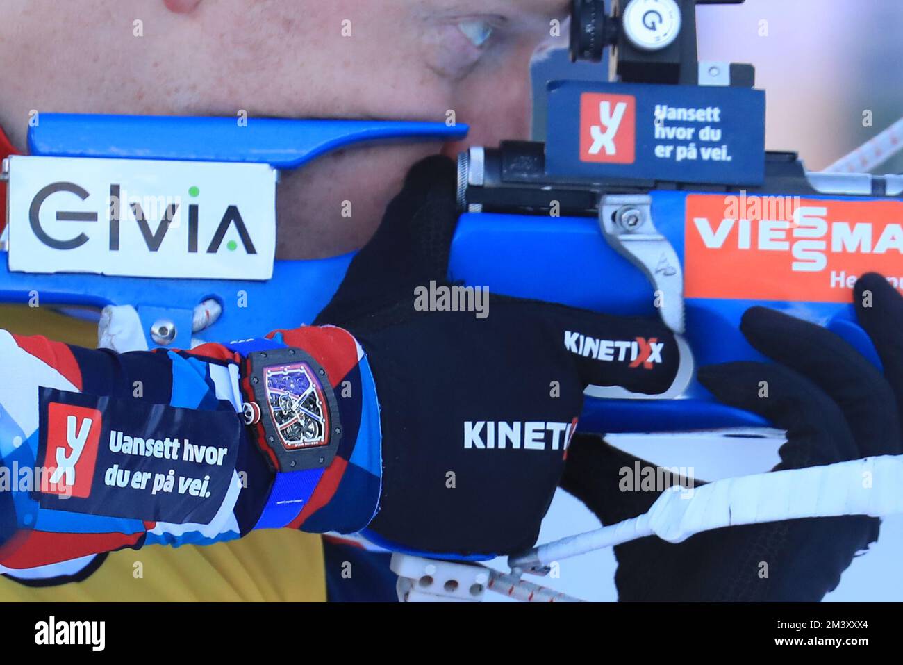 Le Grand Bornand, Frankreich. 17.. Dezember 2022. 2022 IBU Biathlon World Cup, Le Grand Bornand; Männer Pursuit Event, Richard Mille Watch getragen von Johannes Thingnes Boe (NOR) beim Schießen. Kredit: Action Plus Sports/Alamy Live News Stockfoto