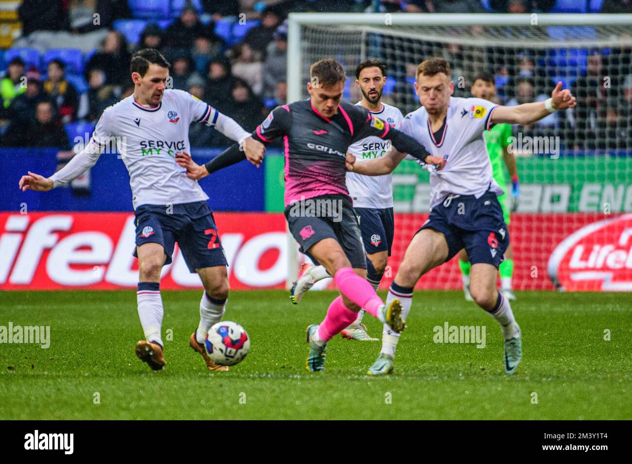 Bolton, Großbritannien. 17.. Dezember 2022George Johnston of Bolton Wanderers tritt am Samstag, den 17.. Dezember 2022, während des Sky Bet League 1-Spiels zwischen Bolton Wanderers und Exeter City an der University of Bolton in Bolton in Bolton an. (Kredit: Ian Charles | MI News & Sport) Kredit: MI News & Sport /Alamy Live News Stockfoto