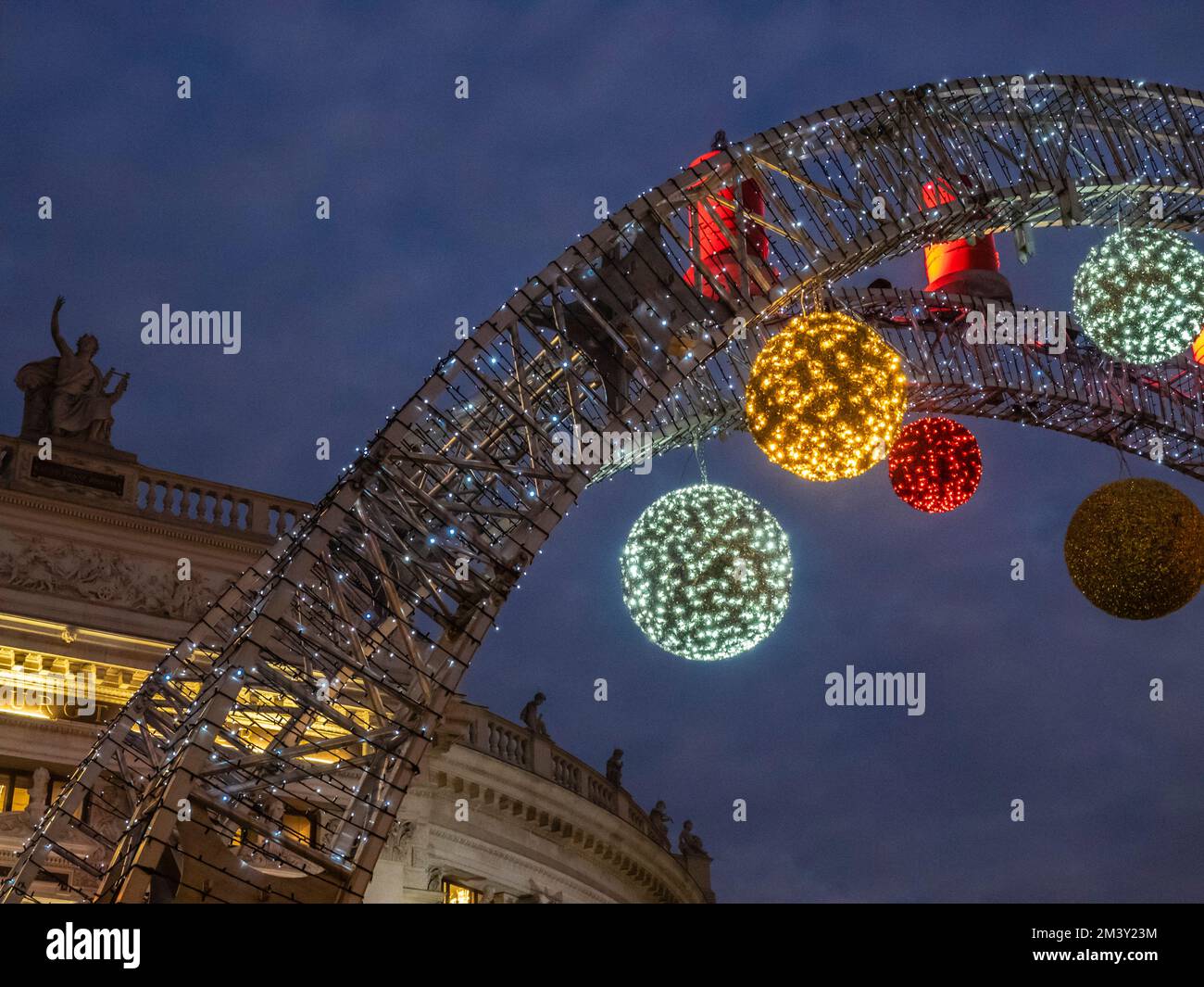 Weihnachtslichter und Burg Theater in der Abenddämmerung, Wien, Österreich Stockfoto