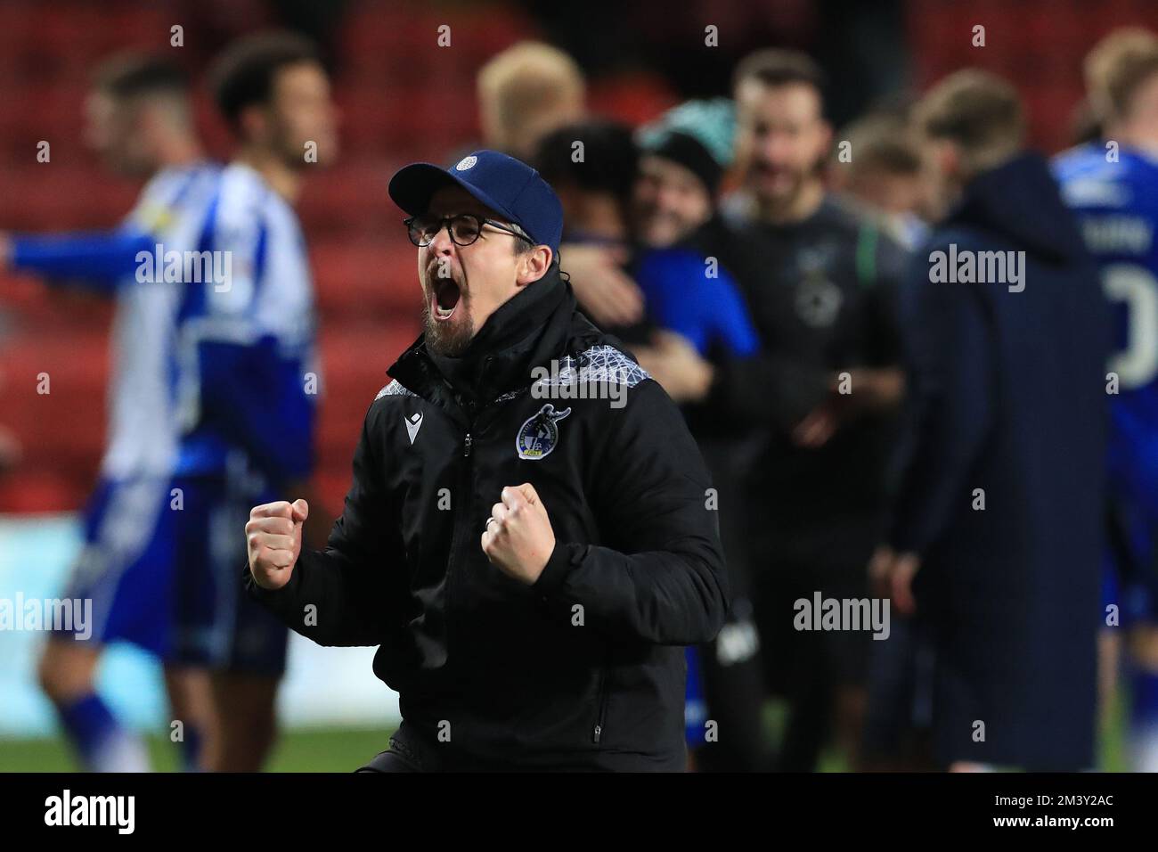 London, Großbritannien. 17.. Dezember 2022. Joey Barton, Manager von Bristol Rovers, feiert am 17. Dezember 2022 im The Valley, London, England, mit Fans während des EFL Sky Bet League 1-Spiels zwischen Charlton Athletic und Bristol Rovers. Foto von Carlton Myrie. Nur redaktionelle Verwendung, Lizenz für kommerzielle Verwendung erforderlich. Keine Verwendung bei Wetten, Spielen oder Veröffentlichungen von Clubs/Ligen/Spielern. Kredit: UK Sports Pics Ltd/Alamy Live News Stockfoto