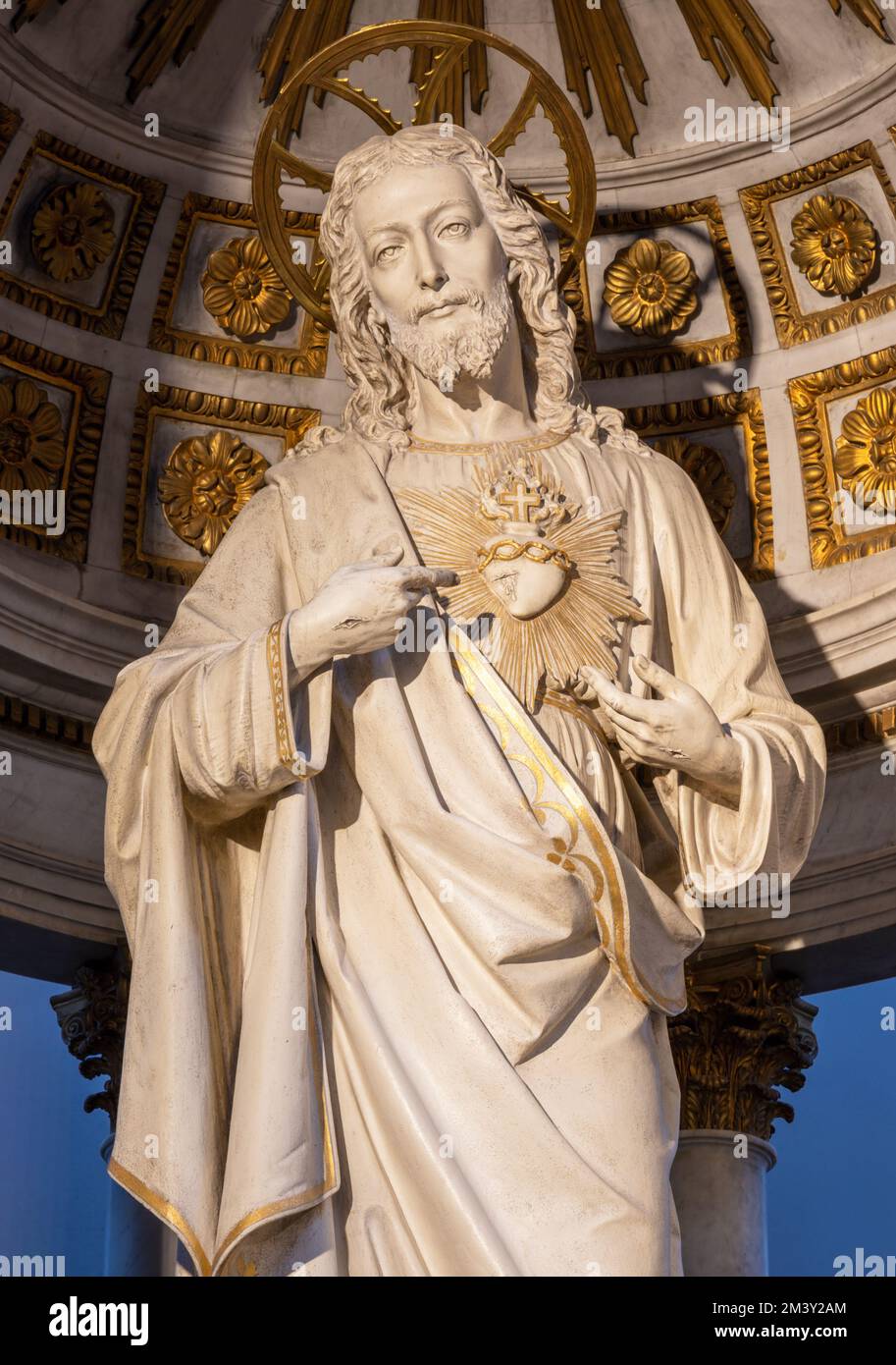 BELLANO, ITALIEN - 20. JULI 2022: Die geschnitzte polychrome Statue des Herzens Jesu vom Hauptaltar der Kirche Chiesa dei santi Nazareo e Celso Stockfoto