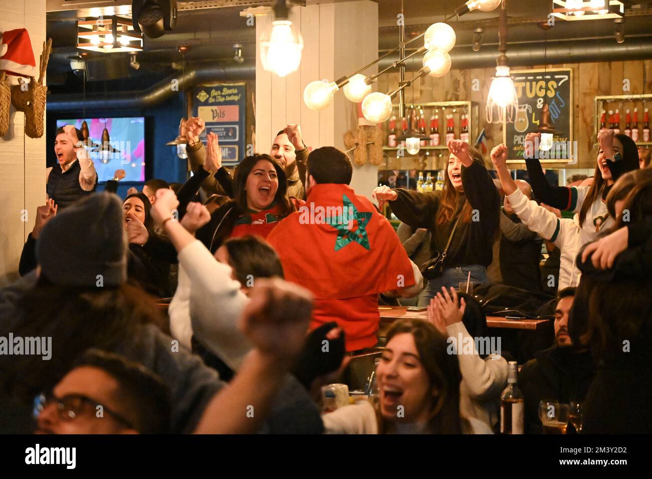 Paris, Frankreich. 17.. Dezember 2022. Darstellung marokkanischer Fußballfans in einer Pariser Bar während des kleinen Finales der Weltmeisterschaft 2022 in Katar am 17. Dezember 2022 in Paris, Frankreich. Foto: Tomas Stevens/ABACAPRESS.COM Kredit: Abaca Press/Alamy Live News Stockfoto