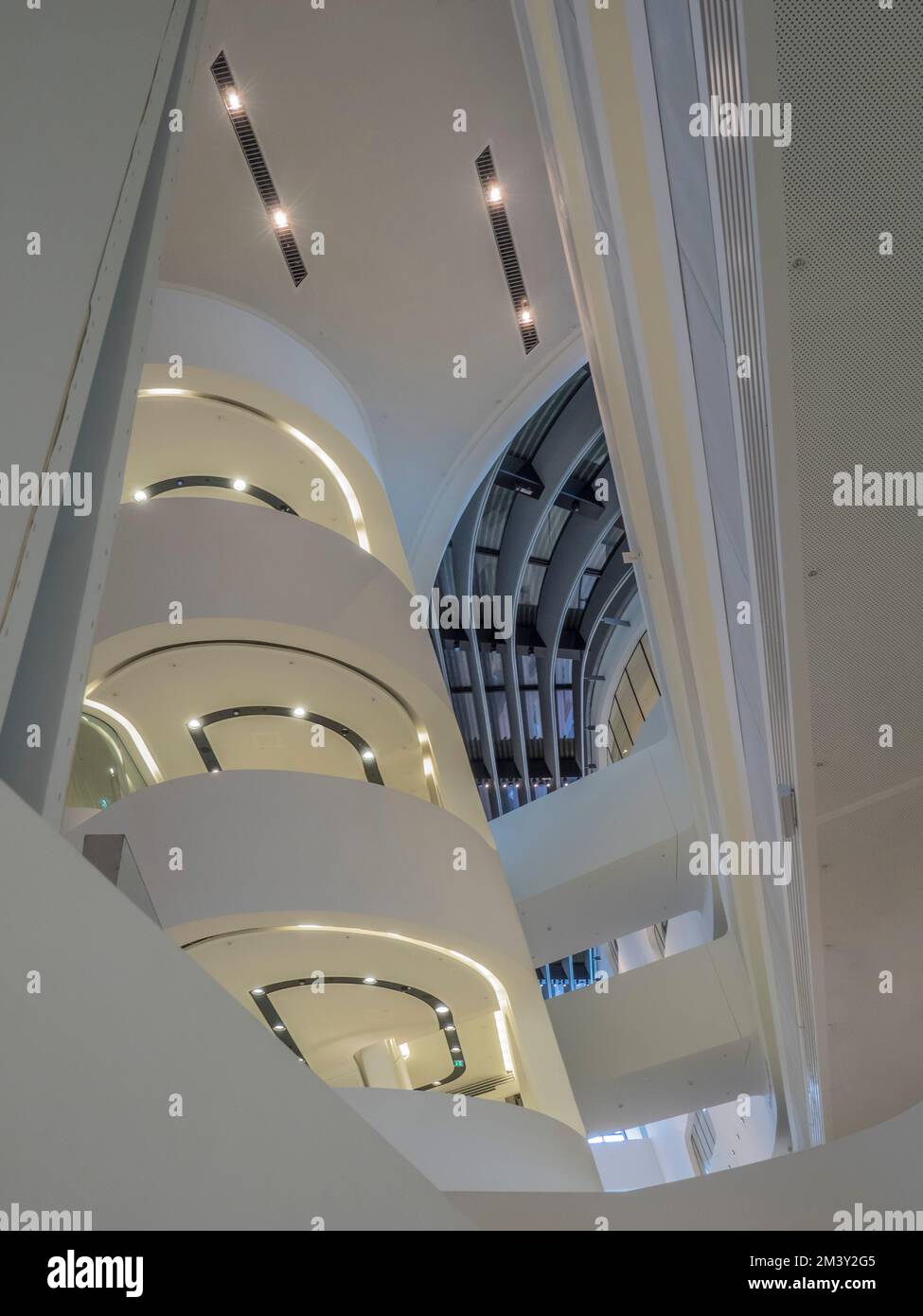 Innenbereich des Bibliotheks- und Lernzentrums von Zaha Hadid, Universität für Wirtschaft und Wirtschaft (WU), Wien, Österreich, Europa Stockfoto