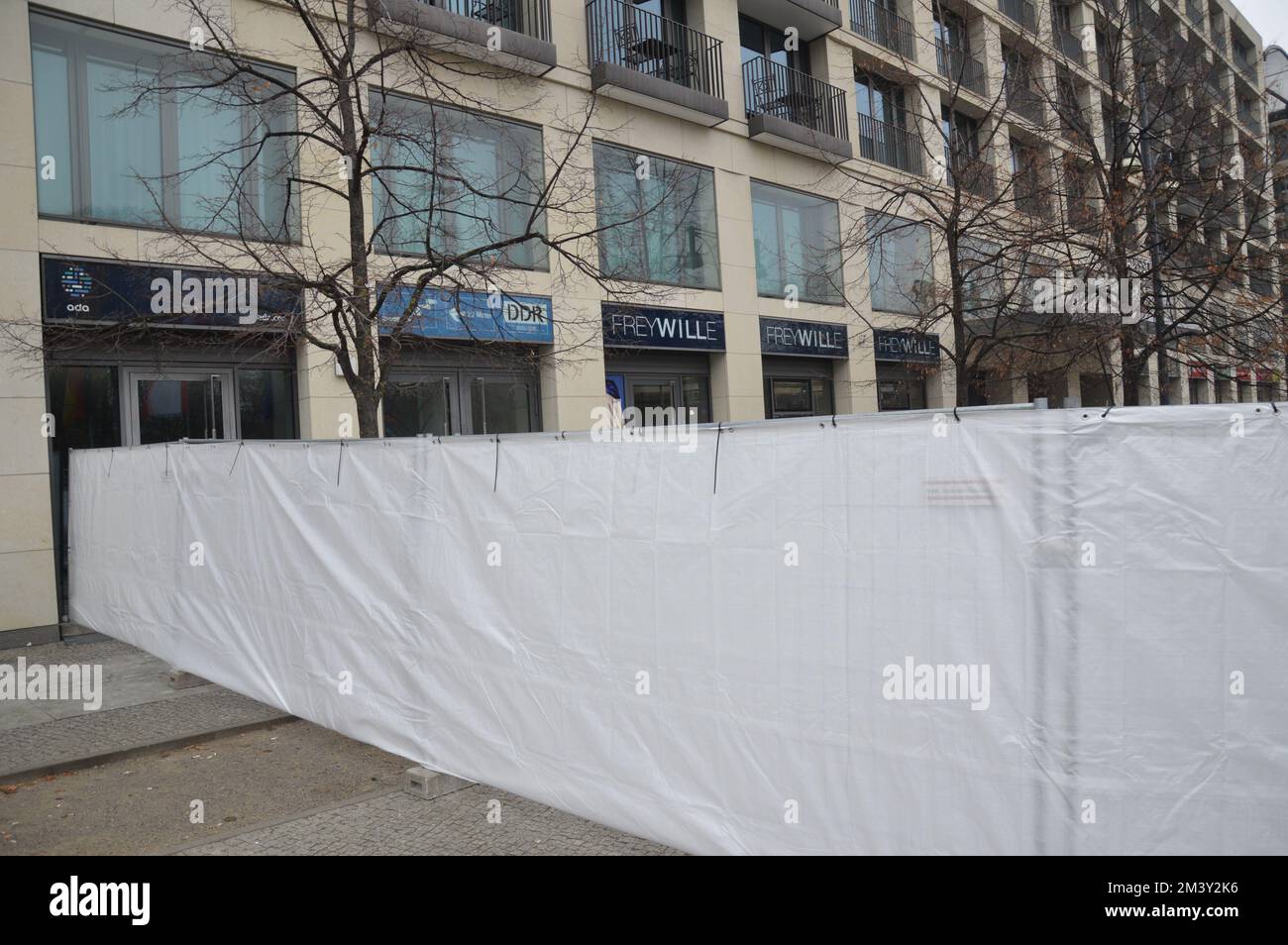 Berlin, Deutschland - 17. Dezember 2022 - Radisson Hotel einen Tag nach dem Aquariumunfall in der Karl Liebknecht Straße im Bezirk Mitte. (Foto: Markku Rainer Peltonen) Stockfoto