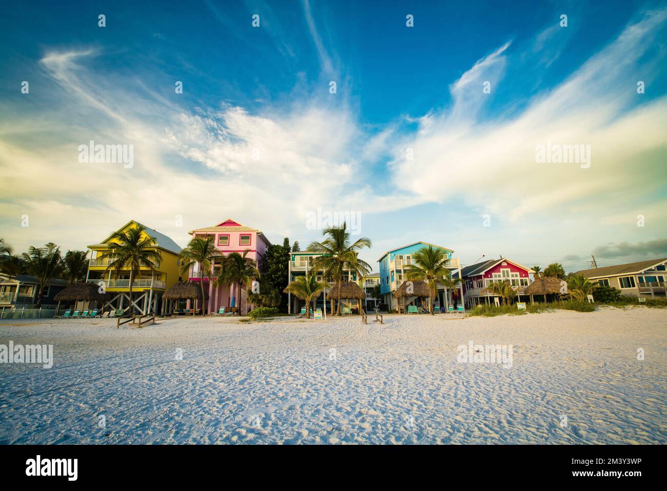 Die Häuser in der Nähe eines Strandes vor einem wolkigen Himmel in Estero Island, Florida Stockfoto