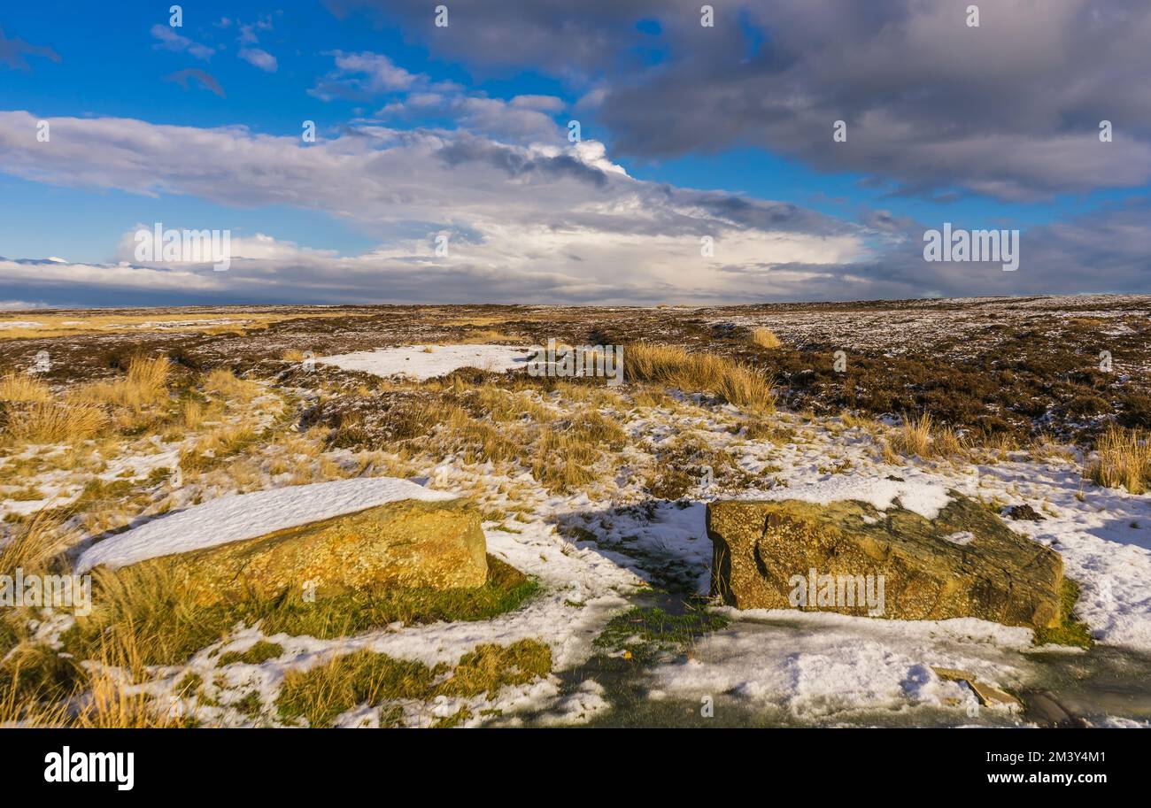 Schnee und Eis, Frühmorgennebel - Winterszene im North Yorkshire Moors National Park über Grosmont. Stockfoto