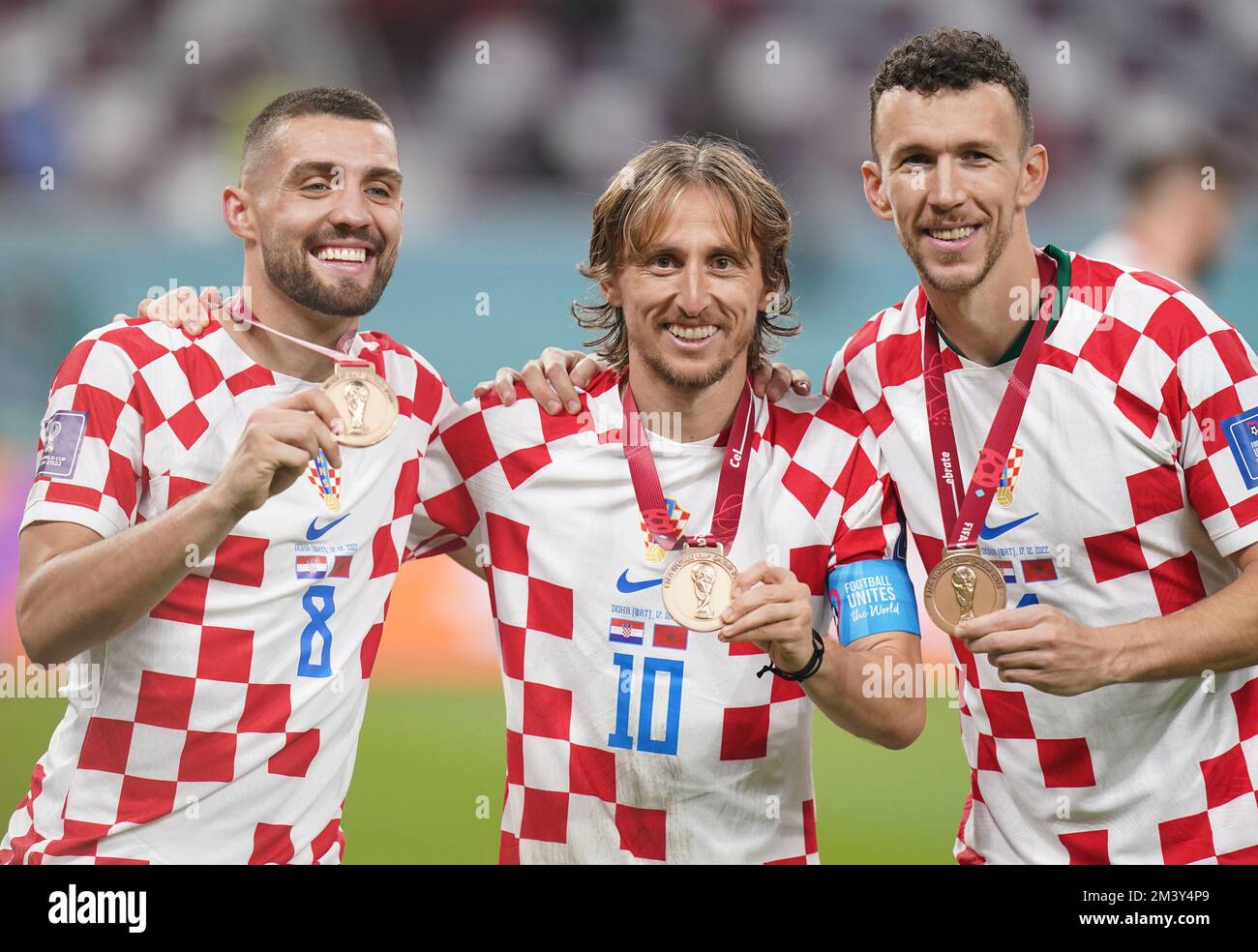 Kroatiens Mateo Kovacic (links) Luka Modric (Mitte) und Ivan Perisic mit ihren Bronzemedaillen nach dem dritten Play-off-Spiel der FIFA-Weltmeisterschaft im Khalifa International Stadium, Doha. Foto: Samstag, 17. Dezember 2022. Stockfoto