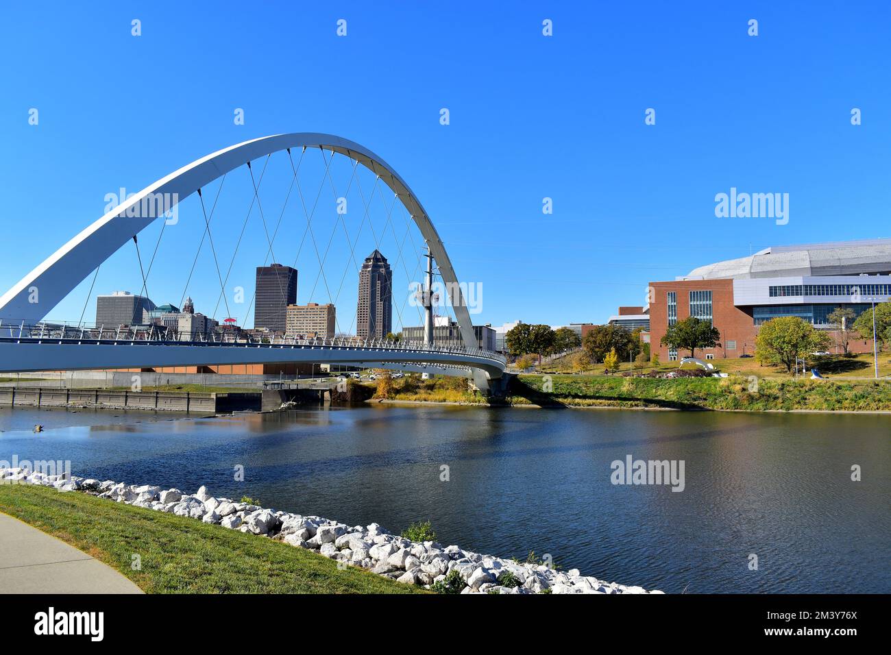 Des Moines Skyline und Iowa Women Achievement of Bridge Stockfoto