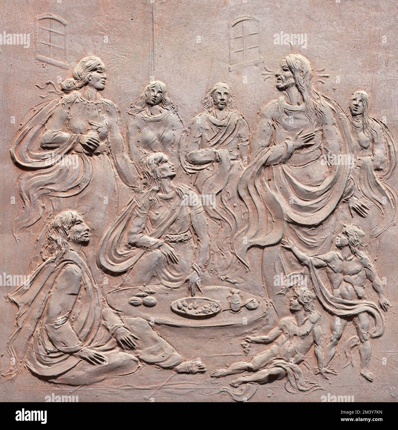 VARENNA, ITALIEN - 20. JULI 2022: Der Dialog der modernen Bronzelöste Jesu Besuchen Sie Martha und Maria am Tor der Kirche Chiesa di Santa Marta Stockfoto