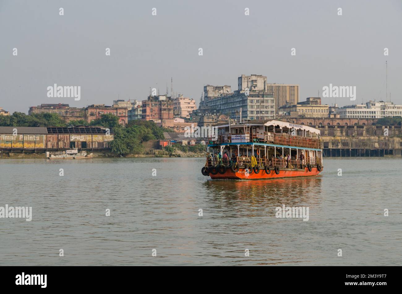 Überladenes Fährboot, das den Hoogly River überquert Stockfoto