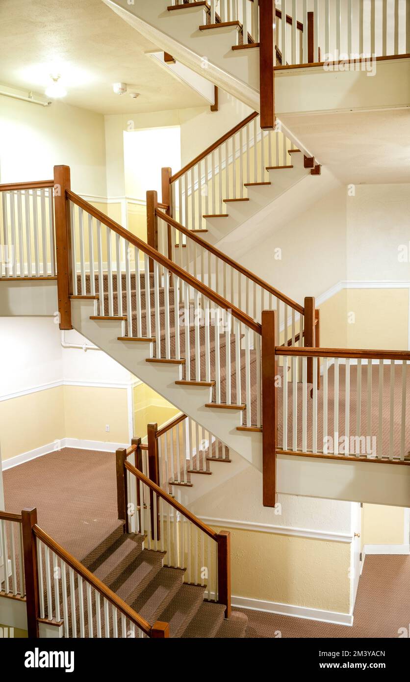 WY05194-00....WYOMING -Treppenhaus im Old Faithful Inn, Yellowstone Nationalpark. Stockfoto
