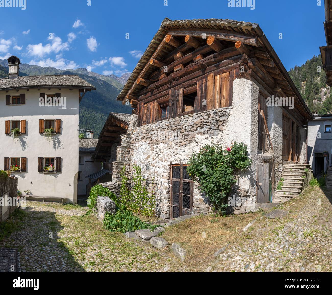 Die ländliche Architektur des Dorfes Bondo im Bregaglia Range - Schweiz. Stockfoto