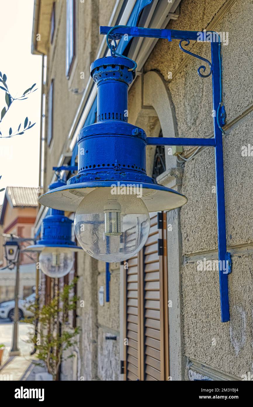 Blaue elektrische Lampen am alten Haus im Stadthafen von Cres Stockfoto