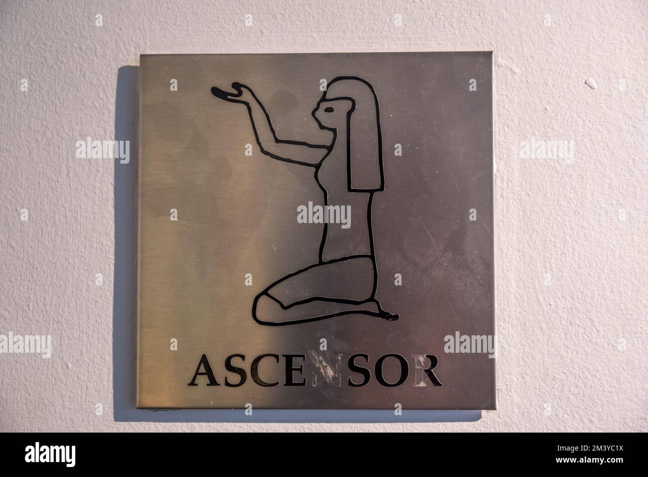 Aufzugsymbol, informatives Piktogramm, Ägyptisches Museum Barcelona Stockfoto