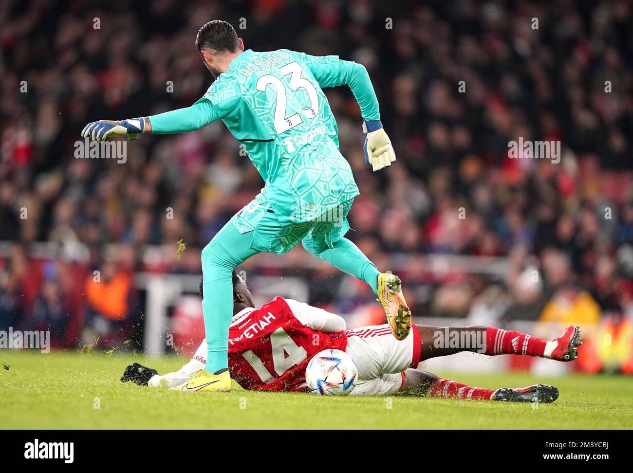 Arsenals Eddie Nketiah (rechts) versucht, den Ball von Juventus Torwart Carlo Pinsoglio bei einem Freundschaftsspiel im Emirates Stadium, London, zu gewinnen. Foto: Samstag, 17. Dezember 2022. Stockfoto