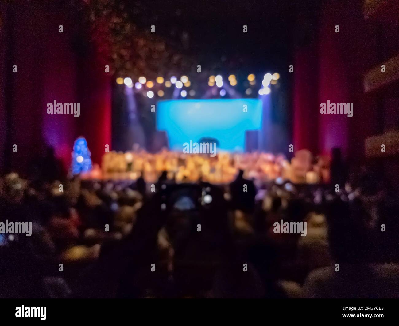 Ende der Show auf der Theaterbühne, verschwommener Hintergrund und Zuschauer Stockfoto