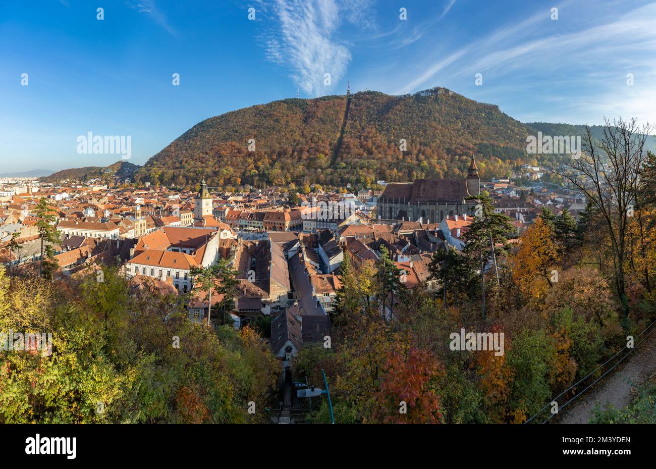 Ein Bild von der Stadt Brasov und der nahegelegenen Landschaft, nämlich dem Tampa-Hügel, im Herbst. Stockfoto