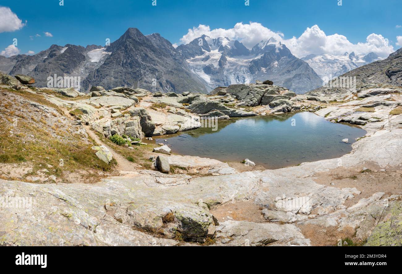 Das Panorama der Gipfel Piz Bernina und Piz Roseg. Stockfoto