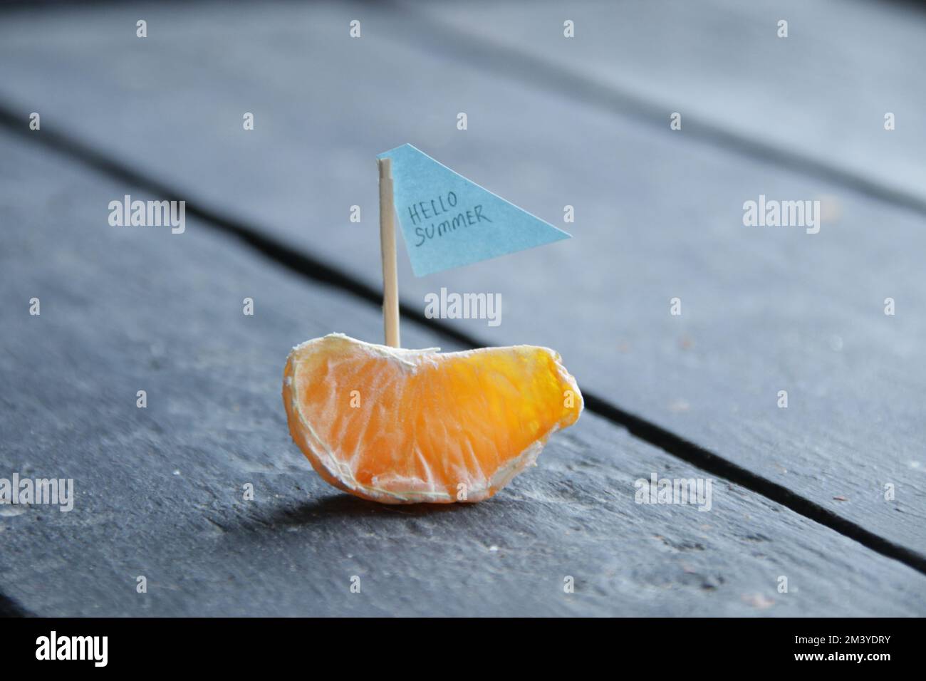 Hello Summer Concept.Sea Hintergrund mit Schriftzug Hello Summer. Stockfoto