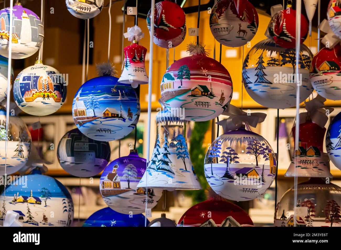 Chicago, IL, USA - 16. Dezember 2022: Weihnachtsschmuck im Christkindlmarket am Daley Plaza in Chicago, Illinois. Stockfoto