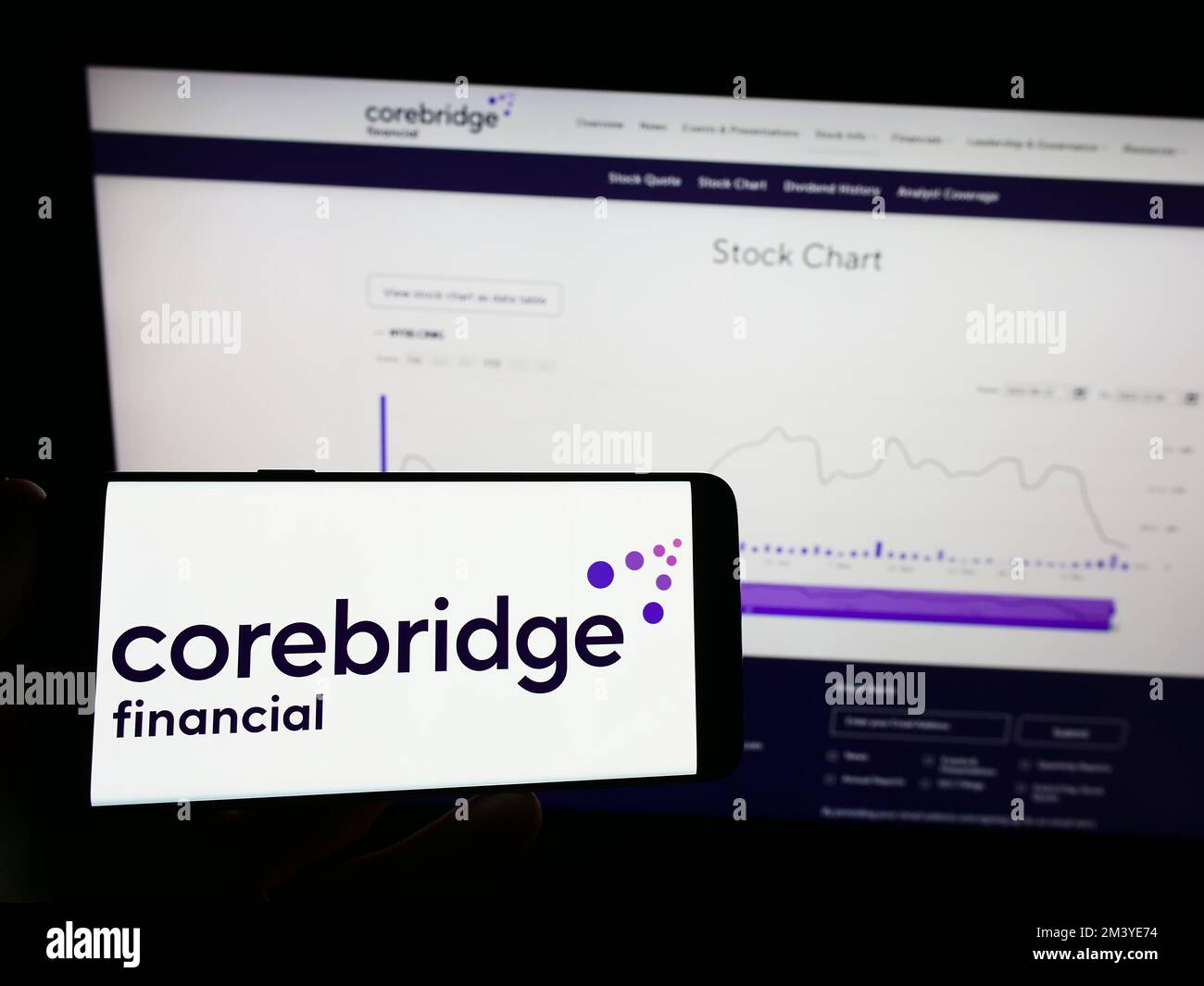 Person, die ein Mobiltelefon mit dem Logo des amerikanischen Unternehmens Corebridge Financial Inc. Auf dem Bildschirm vor der Webseite hält. Konzentrieren Sie sich auf das Display des Telefons. Stockfoto