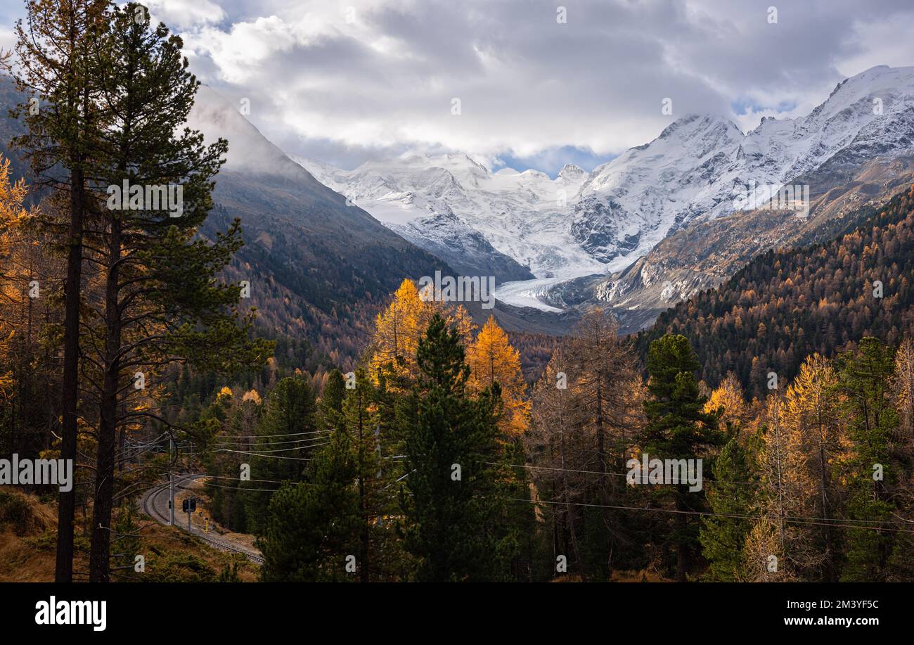 Herrlicher Blick auf den Morteratsch-Gletscher in der Schweiz mit Bernina-Eisenbahn im Vordergrund Stockfoto