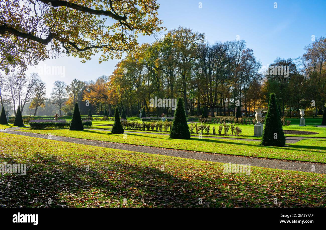 Wunderschöner Schlossgarten im französischen Renaissance-Stil im Schloss „De Haar“ in Haarzuilens, Niederlande. Stockfoto
