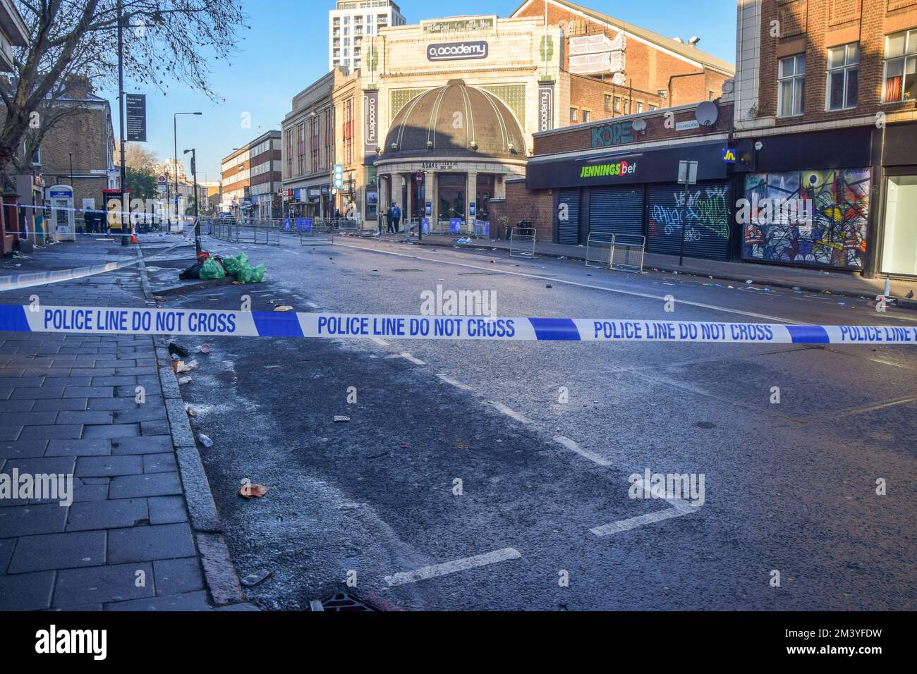 London, Großbritannien. 16.. Dezember 2022. Eine Polizeisperre, die am Morgen nach der Show vor der O2. Academy Brixton gesehen wurde. Eine Frau ist gestorben und zwei weitere Menschen befinden sich in einem kritischen Zustand im Krankenhaus, nachdem sie während eines Konzerts von Sänger Asake am berühmten Livemusik-Veranstaltungsort in Süd-London zerquetscht wurden. (Kreditbild: © Vuk Valcic/SOPA Bilder über ZUMA Press Wire) Stockfoto