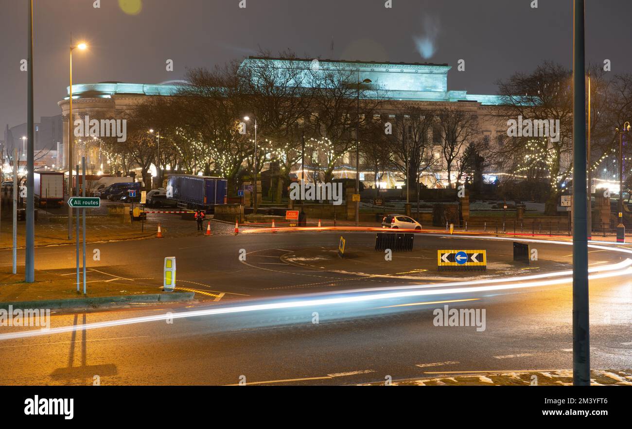 St George's Hall, Liverpool, mit St John's Gardens im Vordergrund. Bild aufgenommen im Dezember 2022. Stockfoto