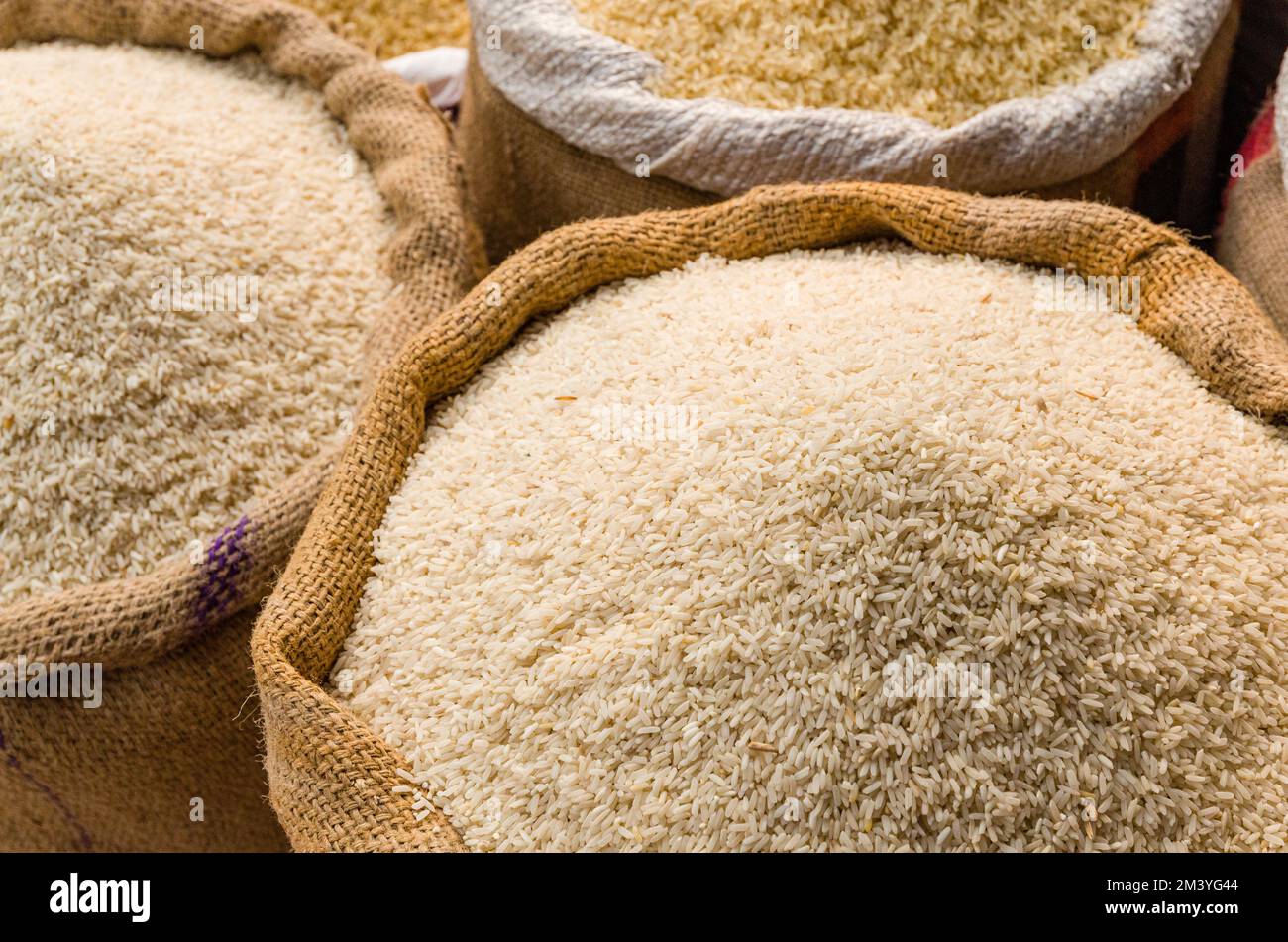 Auf dem Straßenmarkt in Paharganj gibt es verschiedene Reisarten Stockfoto