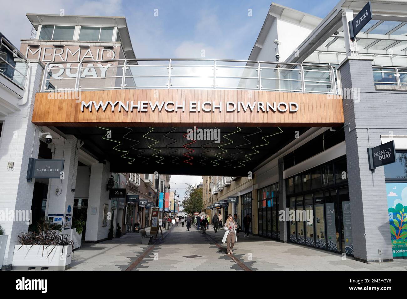 Have a nice day / Enjoy your day / mwynhewch eich diwrnod Schild in Wales, Mermaid Quay, Cardiff Bay. 2022 Stockfoto