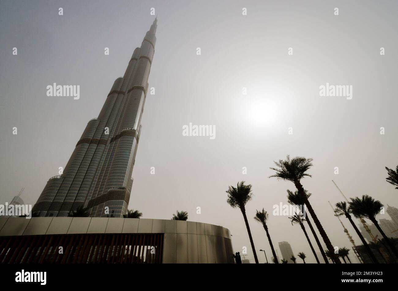 Burj Khalifa Dubai, mit 512 m dem höchsten Gebäude der Welt, während eines Sandsturms Stockfoto