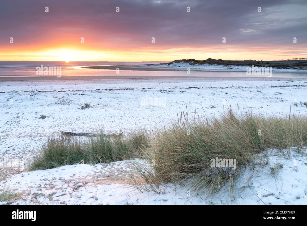 Sonnenaufgang. Alnmouth, Northumberland, Großbritannien. 16. Dezember 2022 Foto von Richard Holmes. Stockfoto