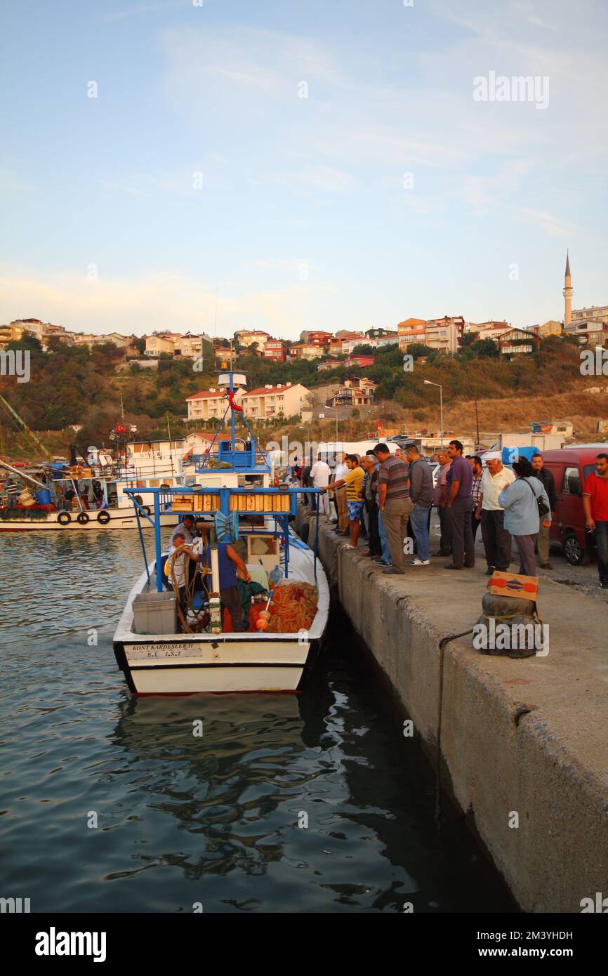 Istanbul, Türkei. 15. September 2012 : die Fischer, die mit dem Sonnenaufgang an der Küste von der Jagd zurückkehren, bringen die Fische an Land, die sie gefangen haben Stockfoto