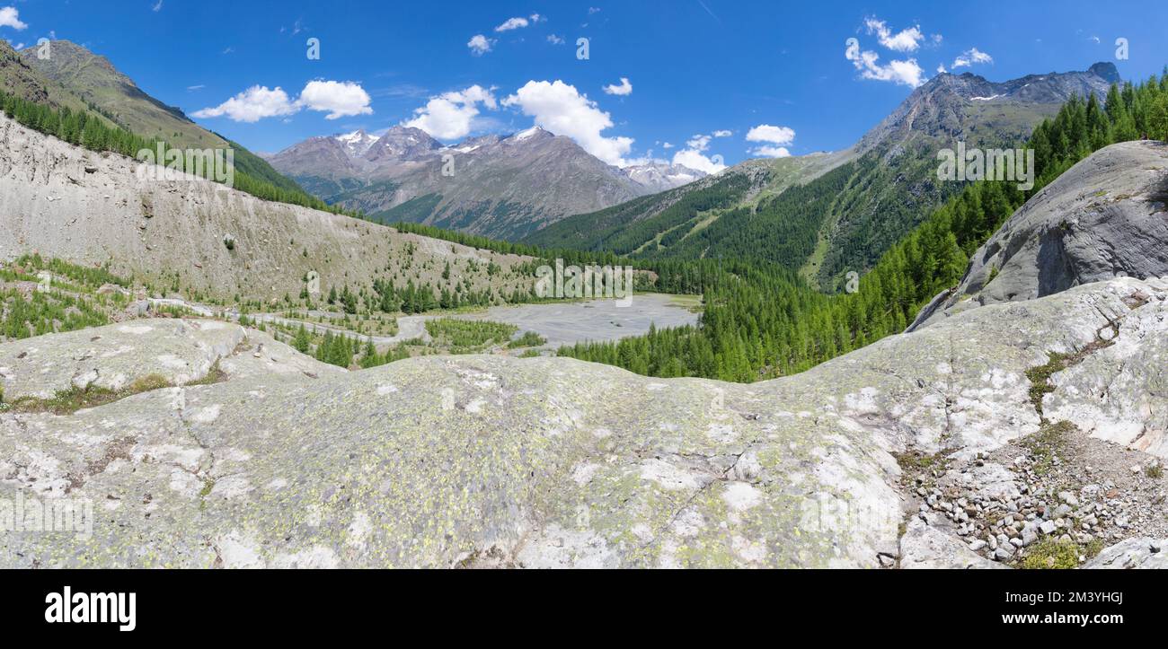 Der Gletscherwasserlauf ist ein Moran unter dem Dom-Massiv und den Gipfeln Lagginhron und Weissmies - Schwiß. Stockfoto