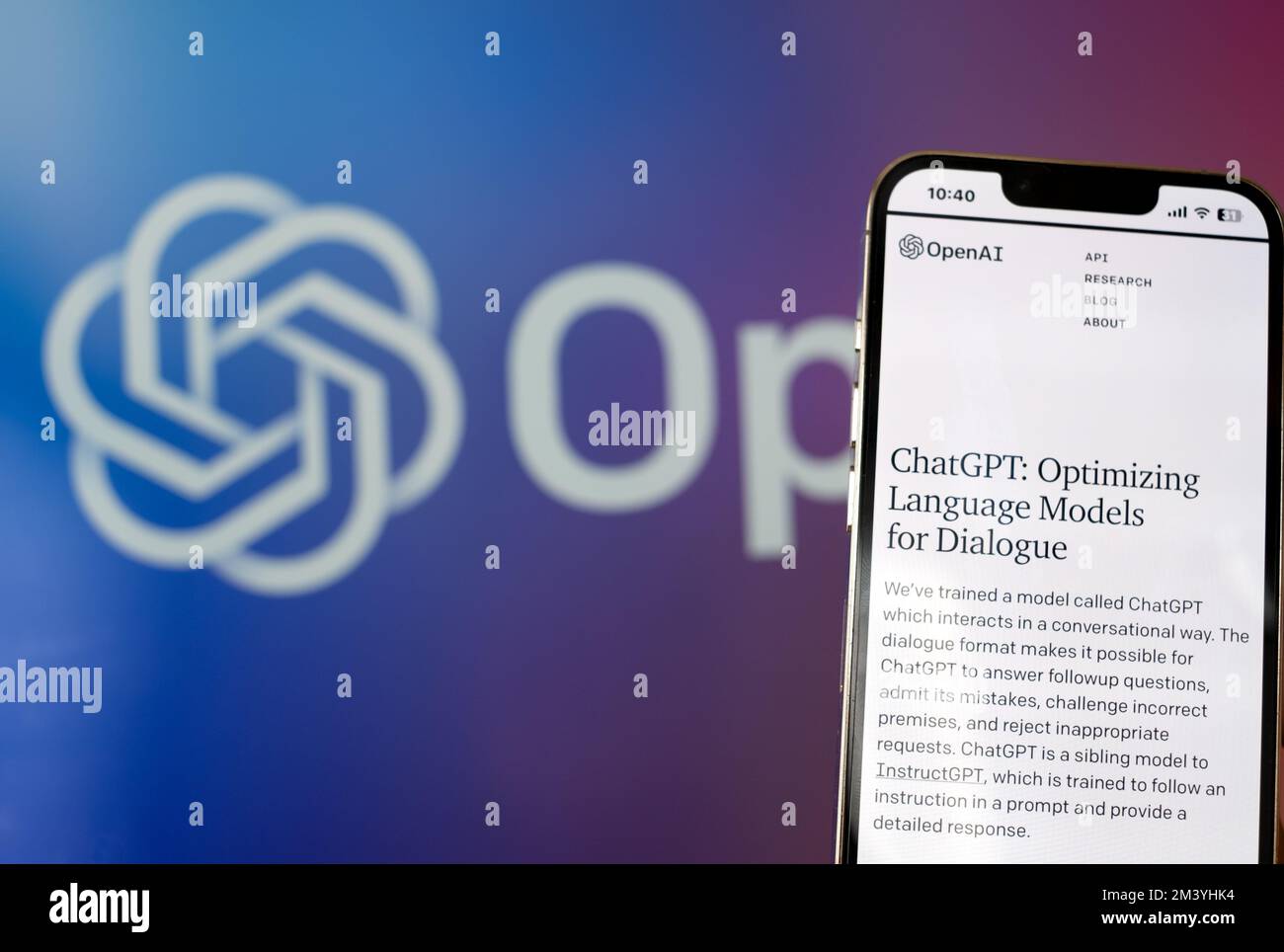 OpenAI-Logo auf blauem Hintergrund. Chat gpt-Seite auf Smartphone. Istanbul - Türkei 18.12.2022 Stockfoto
