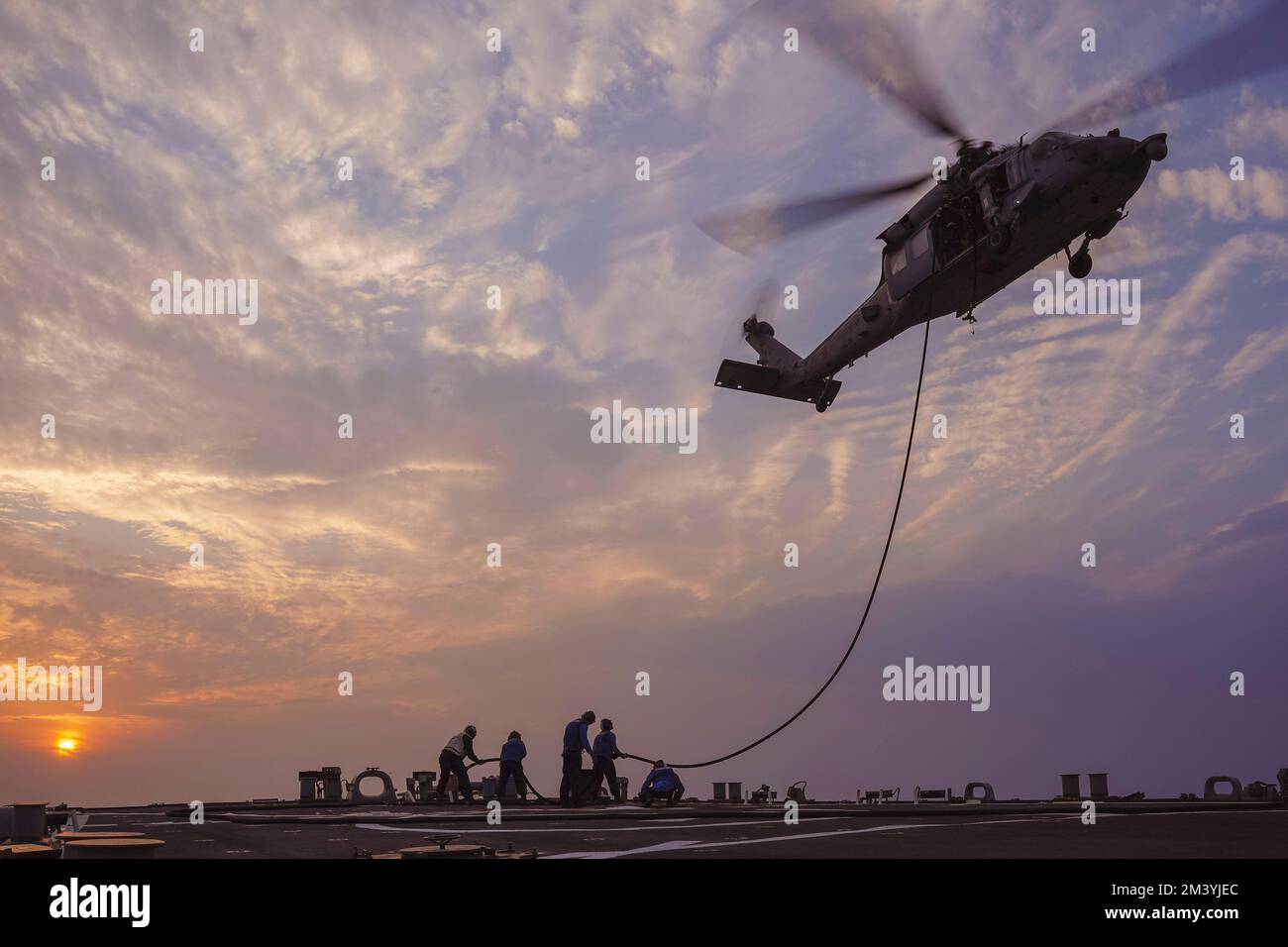 Arabischer Golf. 7.. Dezember 2022. Der Zerstörer USS die Sullivans (DDG 68) führt Hubschrauberbetankungsoperationen während des Fluges mit einem MH-60R Sea Hawk Hubschrauber durch, der der Helicopter Sea Combat Squadron (HSC) 26, Einheit 1, im Arabischen Golf, Dezember, zugewiesen wurde. 7. Die Sullivans werden in das US-Flottengebiet 5. entsandt, um die Sicherheit und Stabilität der Seeschifffahrt im Nahen Osten zu gewährleisten. (Kreditbild: © Kevin FRUs/USA Navy/ZUMA Press Wire Service) Stockfoto