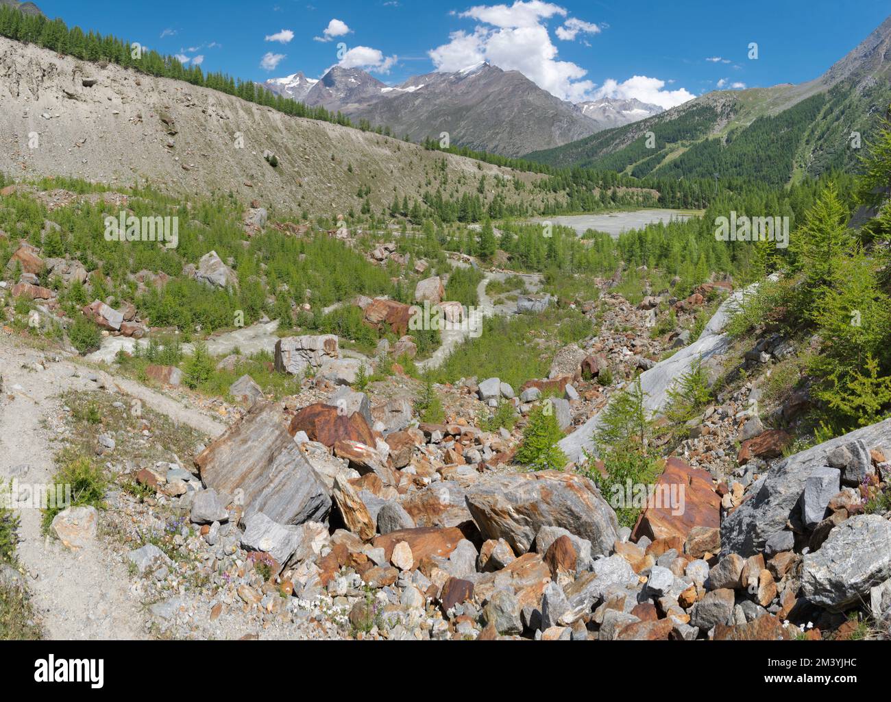 Der Gletscherwasserlauf ist ein Moran unter dem Dom-Massiv und den Gipfeln Lagginhron und Weissmies - Schwiß. Stockfoto