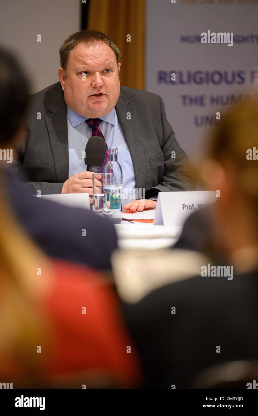 Prof. Mark Hill KC spricht auf der Konferenz "Religionsfreiheit – das Menschenrecht unter Angriffen" in Bratislava, Slowakei. 2022/12/09. Stockfoto