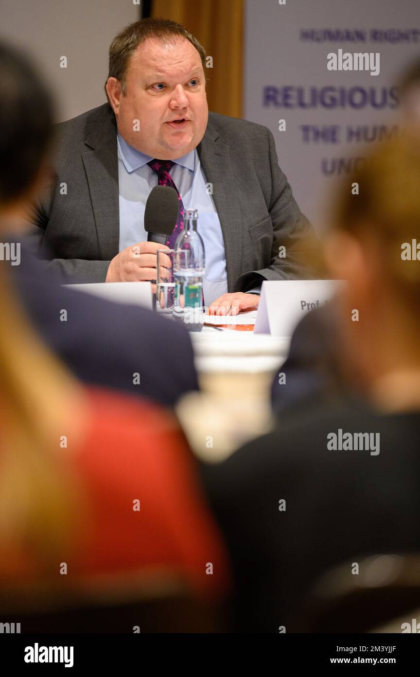 Prof. Mark Hill KC spricht auf der Konferenz "Religionsfreiheit – das Menschenrecht unter Angriffen" in Bratislava, Slowakei. 2022/12/09. Stockfoto