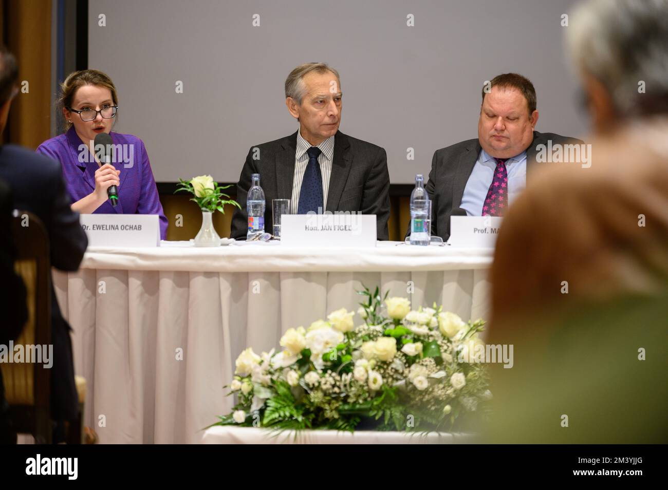 Ewelina U. Ochab spricht auf der Konferenz "Religionsfreiheit – das Menschenrecht unter Angriffen" in Bratislava, Slowakei. 2022/12/09. Stockfoto