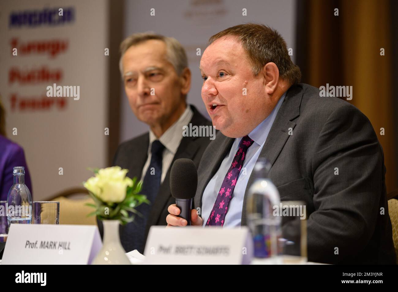 Prof. Mark Hill KC spricht auf der Konferenz "Religionsfreiheit – das Menschenrecht unter Angriffen" in Bratislava, Slowakei. 2022/12/09. Stockfoto