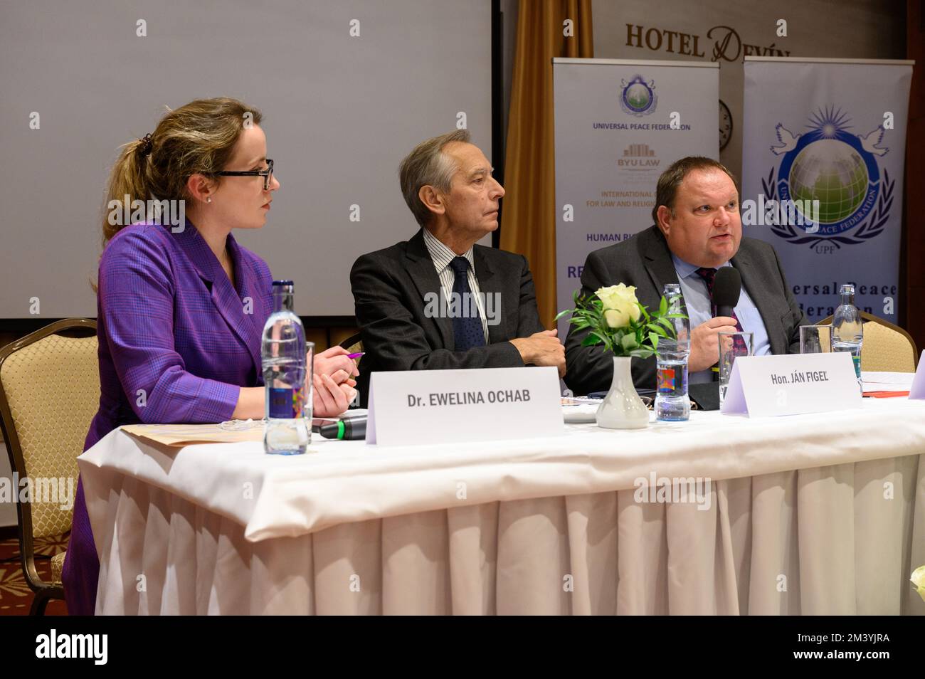 Prof. Mark Hill KC spricht auf der Konferenz "Religionsfreiheit – das Menschenrecht unter Angriffen" in Bratislava, Slowakei. 2022/12/09. Stockfoto