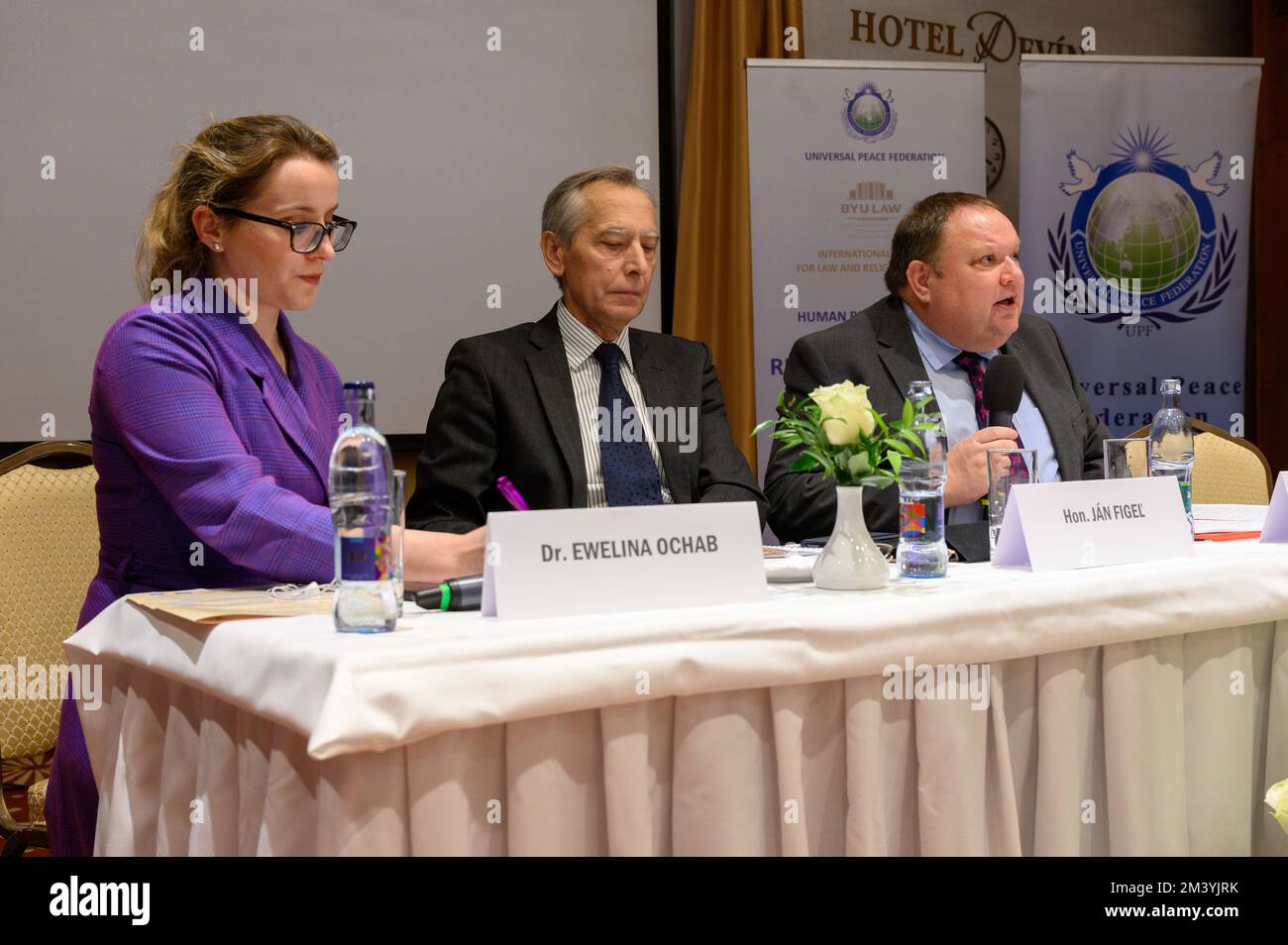 Prof. Mark Hill KC spricht auf der Konferenz "Religionsfreiheit – das Menschenrecht unter Angriffen" in Bratislava, Slowakei. 2022/12/09. Stockfoto