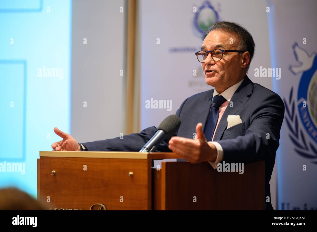 Afsar Rathor spricht auf der Konferenz "Religionsfreiheit – das Menschenrecht unter Angriffen" in Bratislava, Slowakei. 2022/12/09. Stockfoto