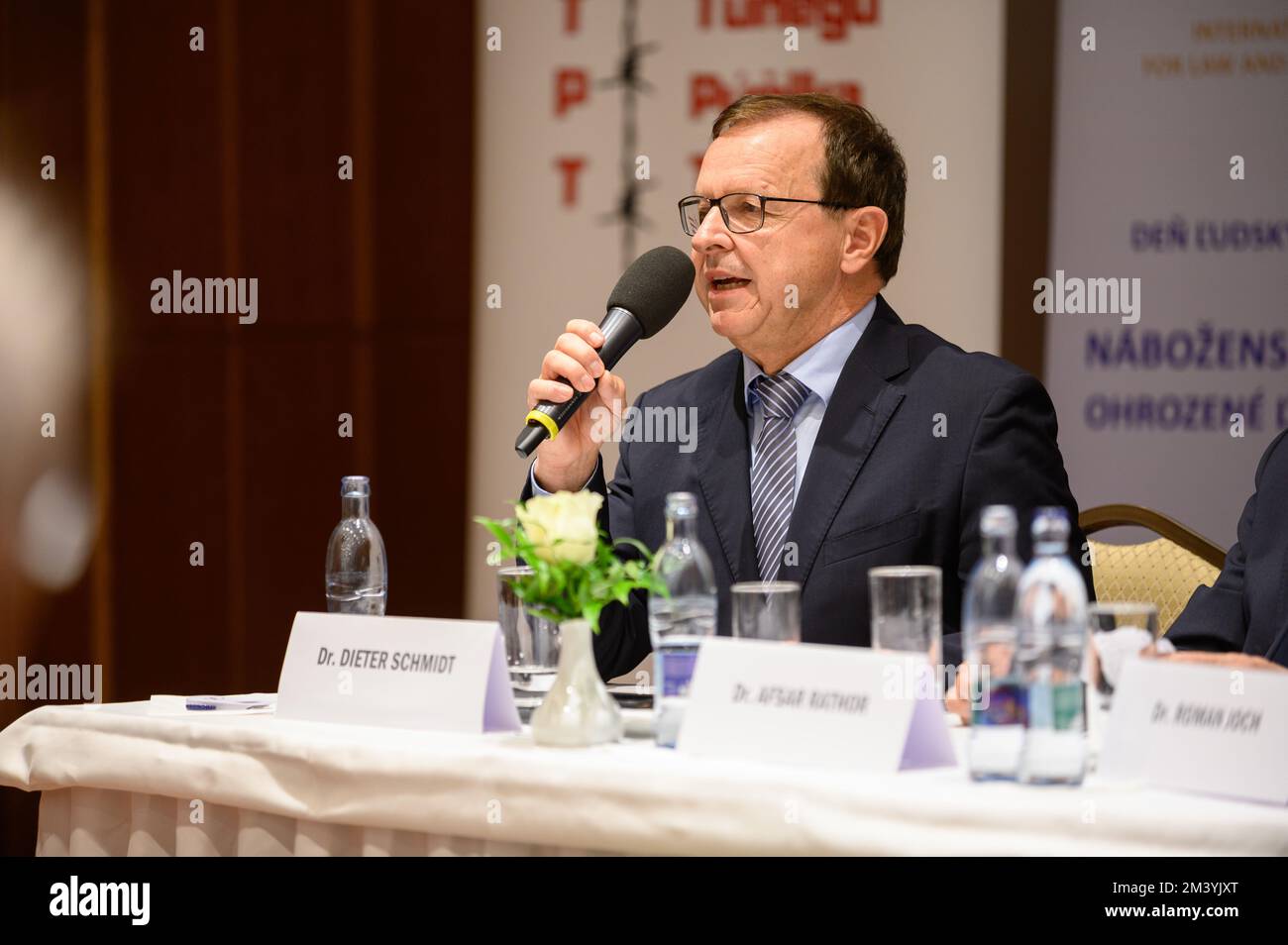 Dieter Schmidt sprach auf der Konferenz "Religionsfreiheit – das Menschenrecht unter Angriffen" in Bratislava, Slowakei. 2022/12/09. Stockfoto