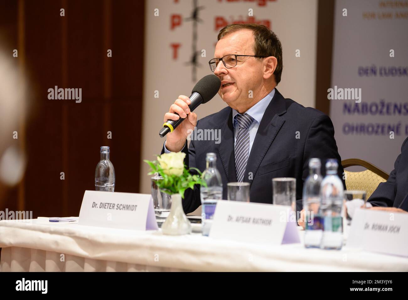 Dieter Schmidt sprach auf der Konferenz "Religionsfreiheit – das Menschenrecht unter Angriffen" in Bratislava, Slowakei. 2022/12/09. Stockfoto