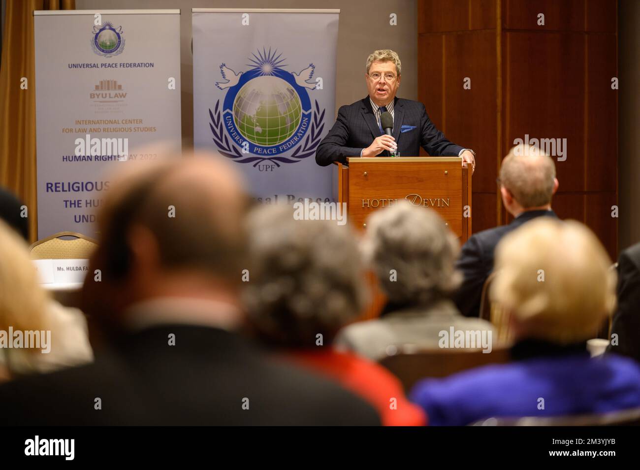 Prof. Brett Scharffs spricht auf der Konferenz "Religionsfreiheit – das Menschenrecht unter Angriffen" in Bratislava, Slowakei. 2022/12/09. Stockfoto