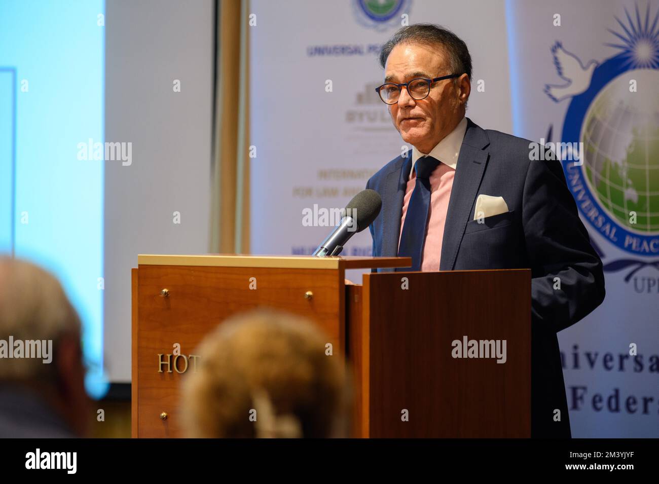 Afsar Rathor spricht auf der Konferenz "Religionsfreiheit – das Menschenrecht unter Angriffen" in Bratislava, Slowakei. 2022/12/09. Stockfoto