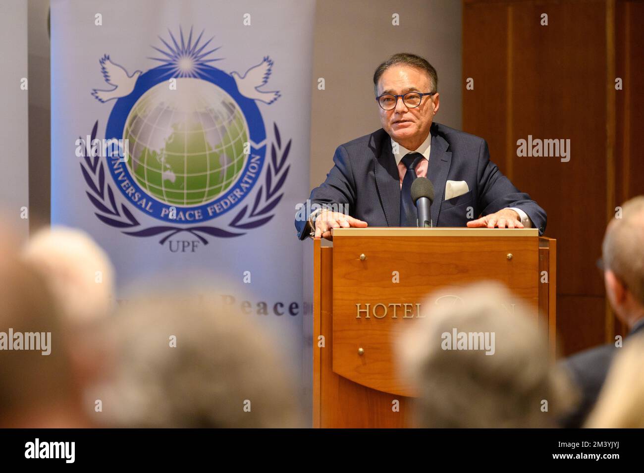 Afsar Rathor spricht auf der Konferenz "Religionsfreiheit – das Menschenrecht unter Angriffen" in Bratislava, Slowakei. 2022/12/09. Stockfoto